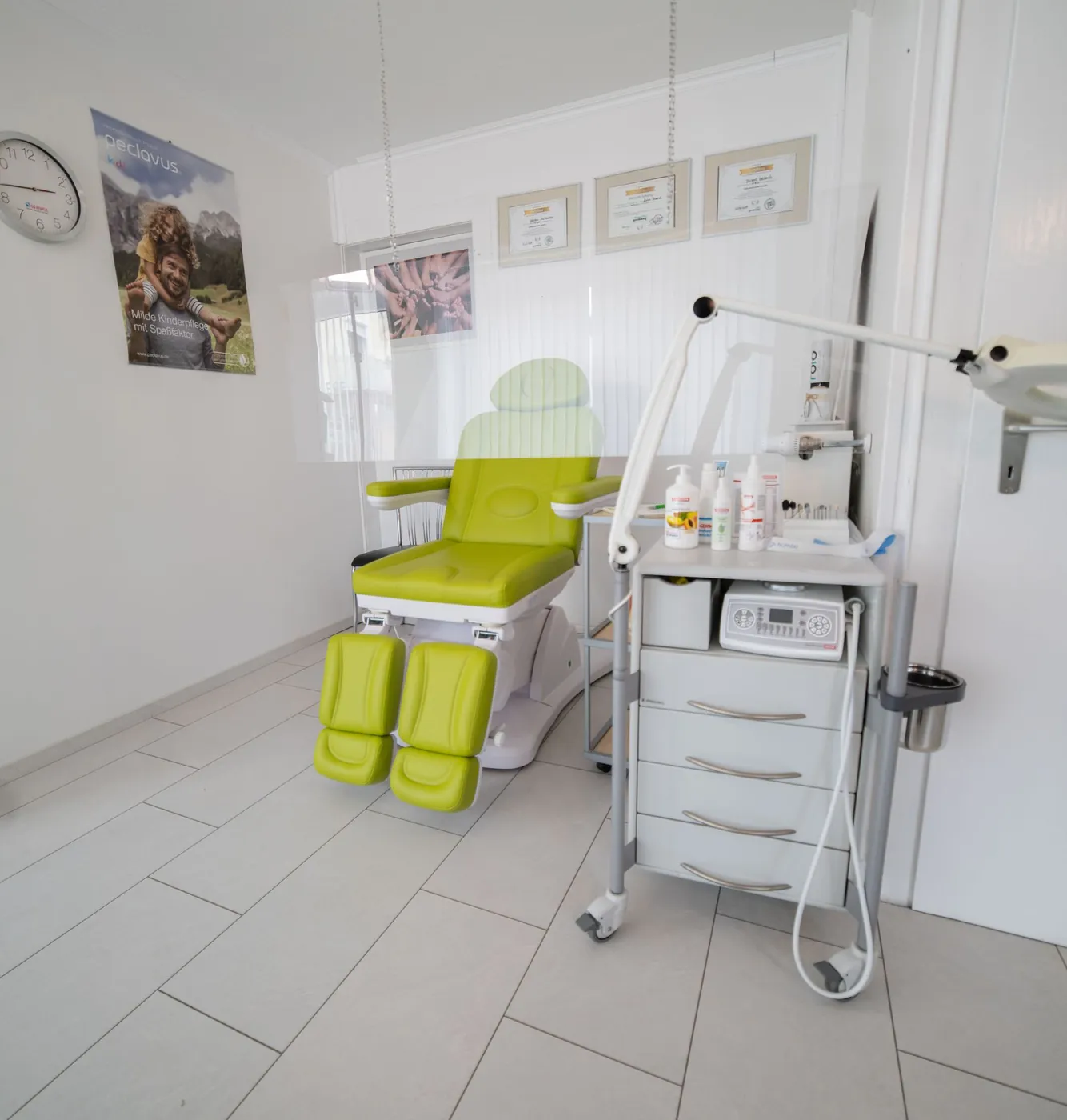 Cabina de tratamiento con camilla y equipo, lista para recibir pacientes